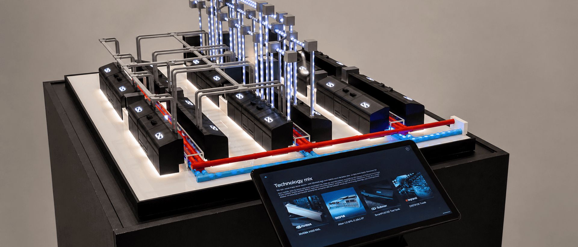 Maqueta interactiva del Data Hall modular de Submer con pantalla táctil y recorridos de iluminación LED