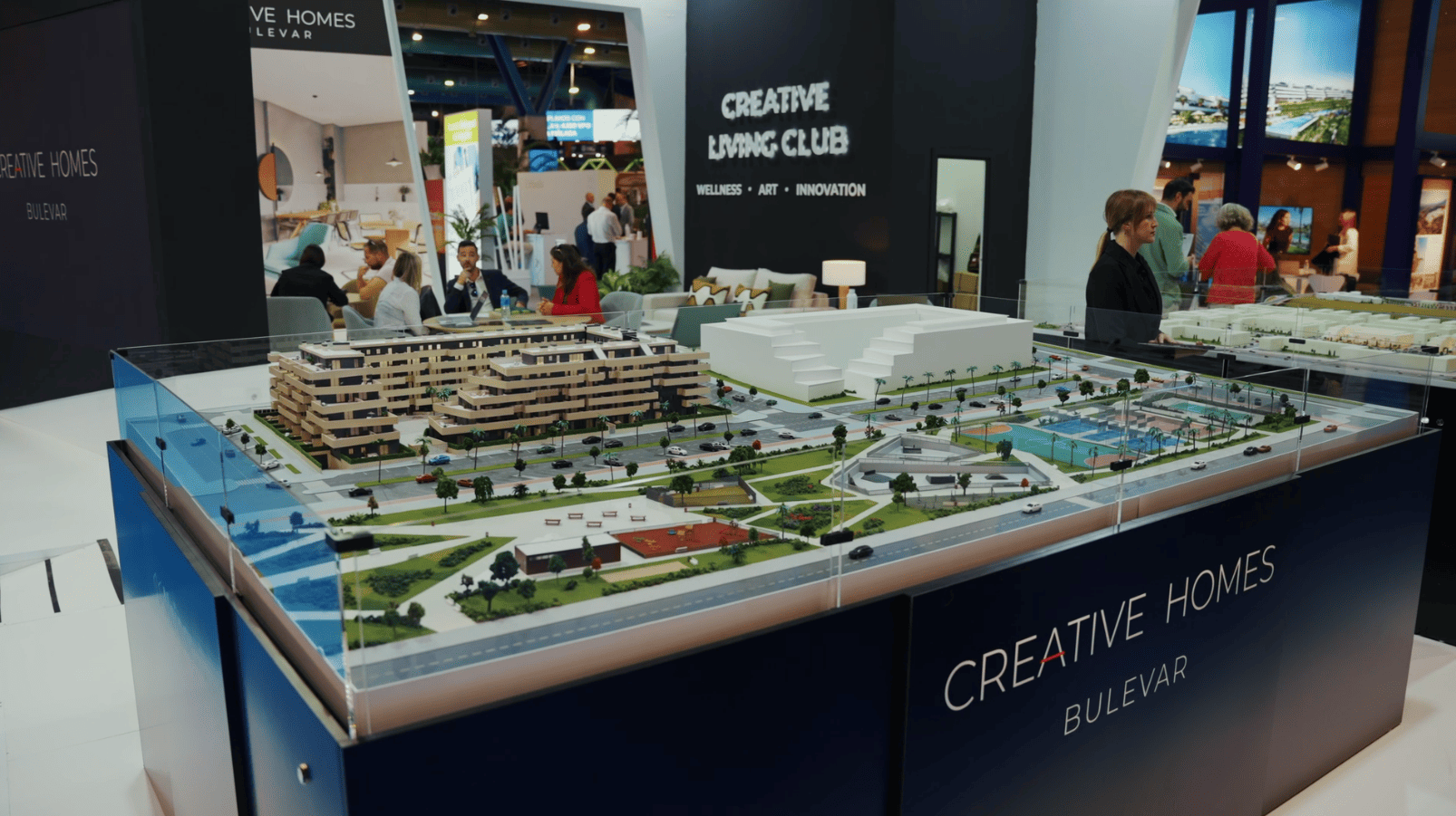 Maqueta de Creative Bulevar Homes con una fase realista y otra volumétrica preparada para actualizarse