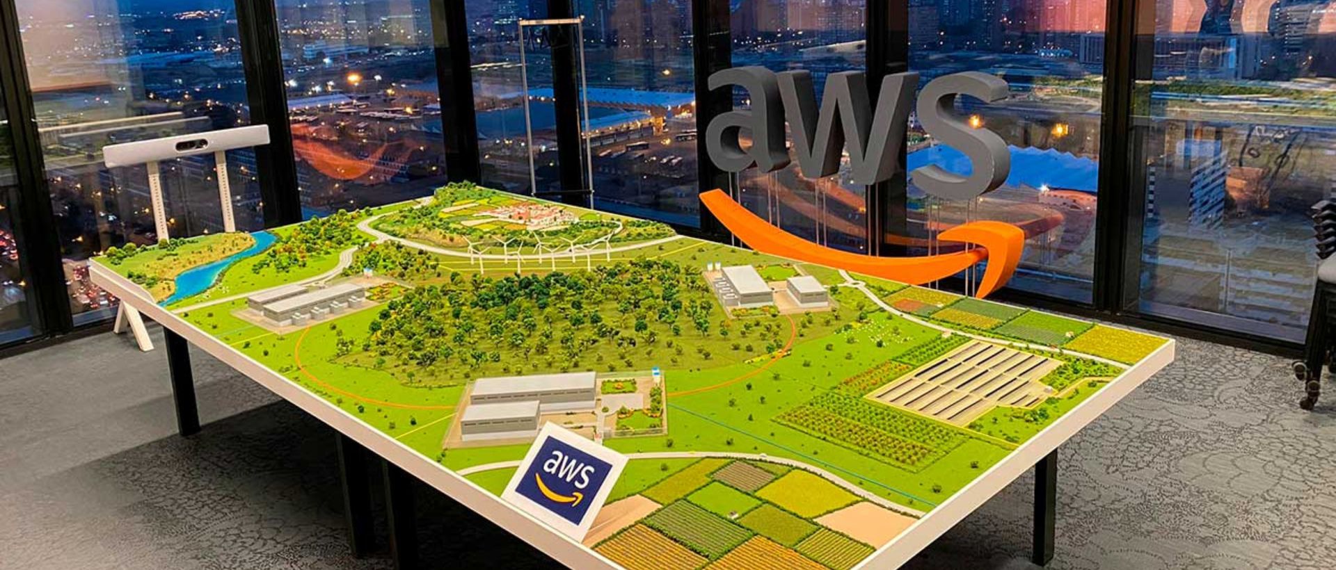 Maqueta conceptual de gran formato que muestra data centers integrados en el ecosistema rural de Aragón