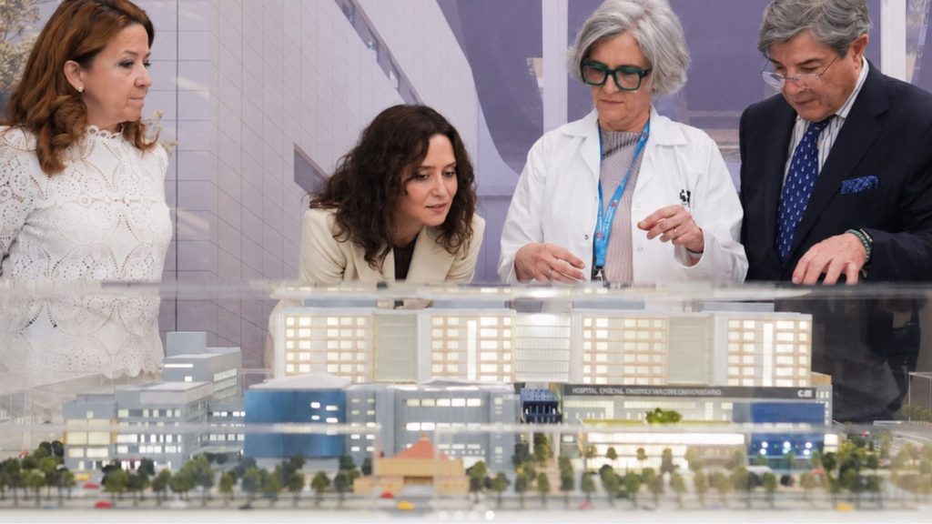 Isabel Ayuso en la presentación de la maqueta del Hospital Gregorio Marañón