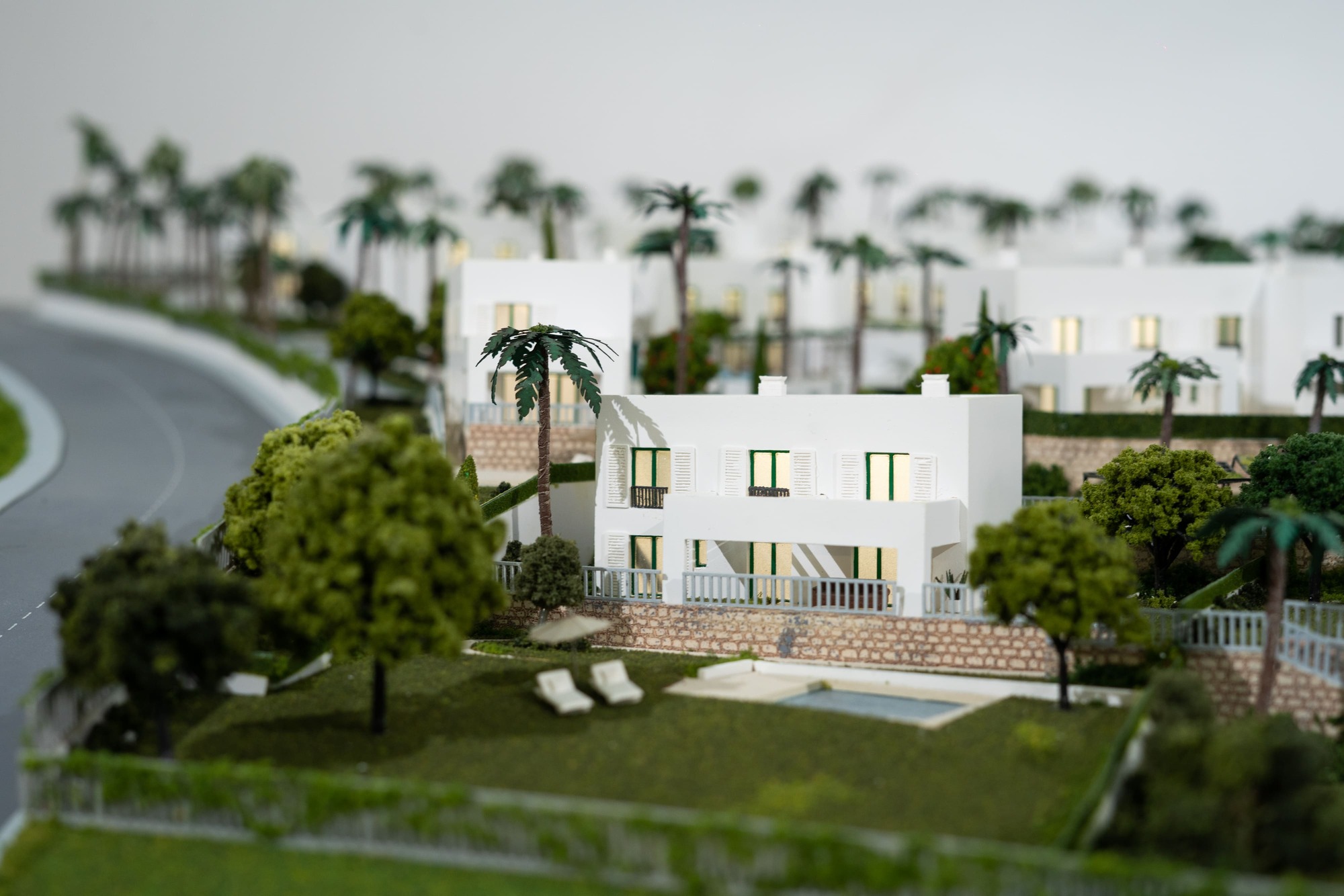 Maqueta residencial de Las Villas con 49 viviendas, tres tipologías, jardines y topografía en Sotogrande
