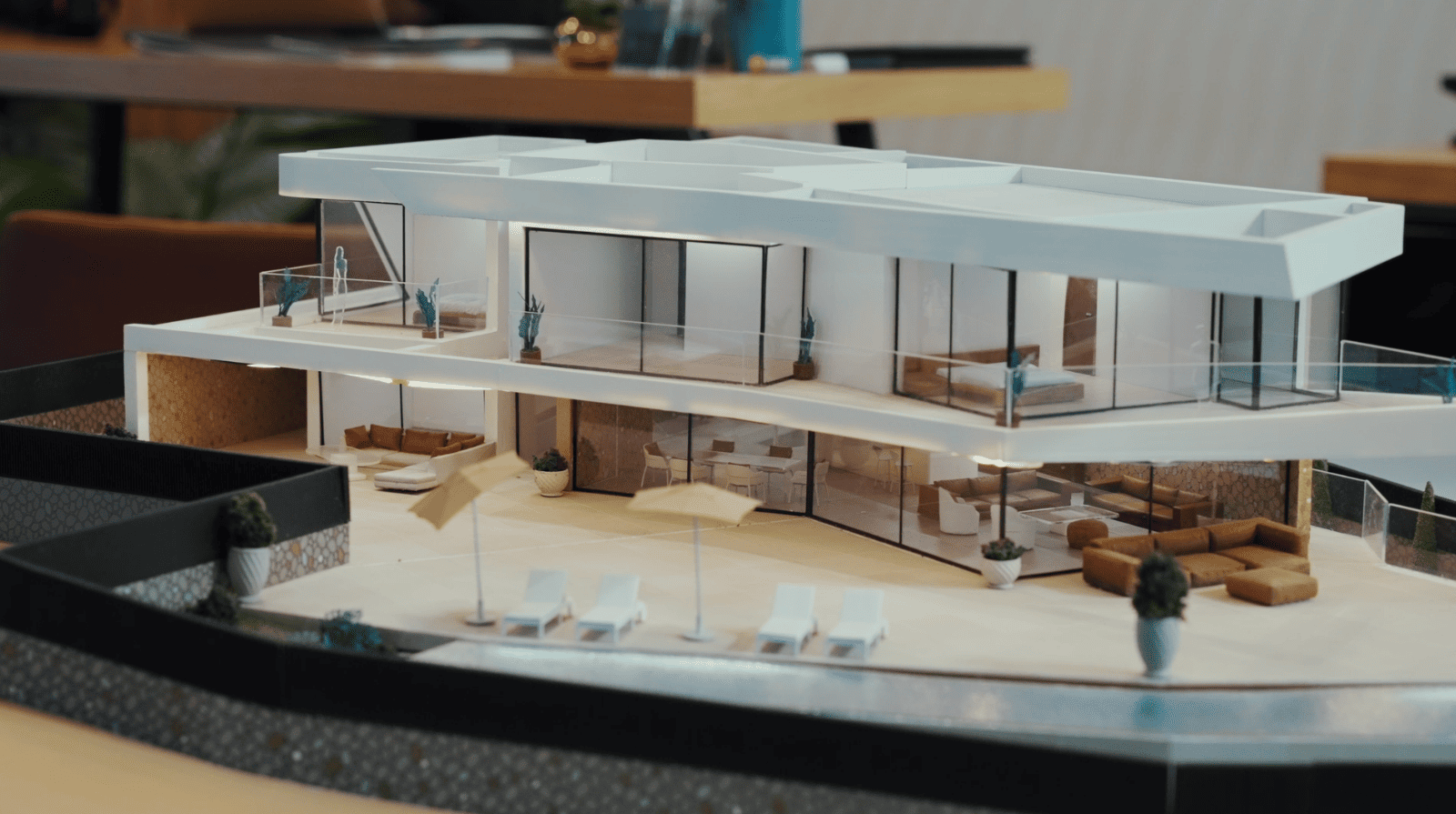 Maqueta de Villa Sorell con interiores amueblados, iluminación y acabados de piedra y madera